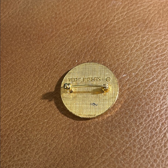 Weight Watchers Gold Pin - Picture 2 of 2